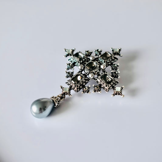 ROYAL SUITE brooch